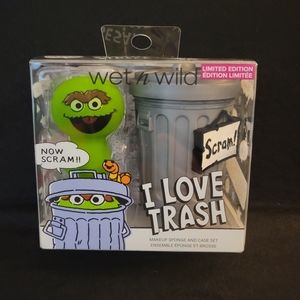 COPY - Wet n Wild Sesame Street Oscar the grouch I LOVE TRASH Makeup sponge